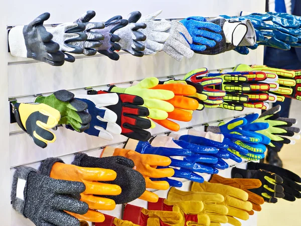 店内の労働者や建築者のための保護手袋 — ストック写真