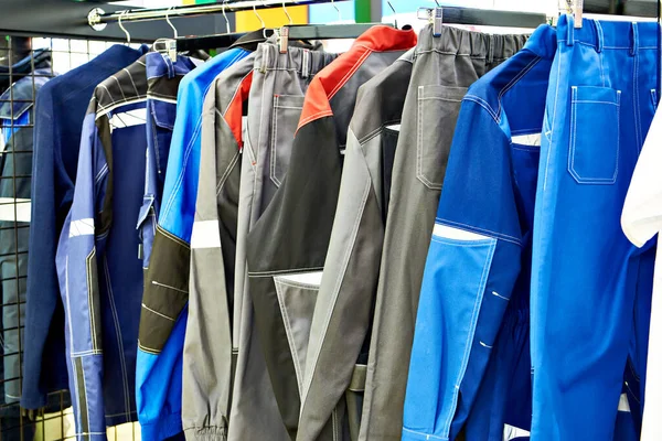 Werkkleding Een Hanger Een Winkel — Stockfoto