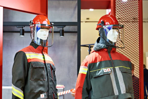 Красные Защитные Костюмы Шлемы Рабочих Выставке — стоковое фото