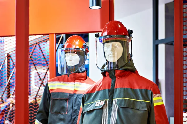 Červené Ochranné Obleky Přilby Pro Pracovníky Výstavě — Stock fotografie