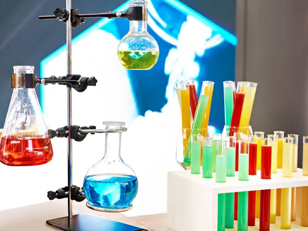 カラーソリューションを使用した化学フラスコおよび試験管 — ストック写真