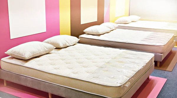 Moderne Betten Mit Matratzen Und Kissen Geschäft — Stockfoto
