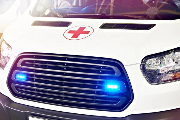 Красный Крест Синие Мигающие Огни Белой Машине Скорой Помощи — стоковое фото