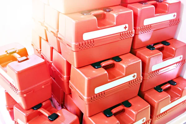 Plastikowe Czerwone Pudełka Medyczne Zestawów Karetek — Zdjęcie stockowe