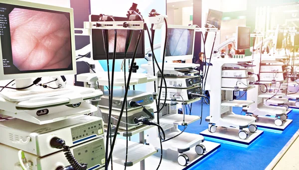 Modern Tıbbi Elektronik Ekipmanlar Sergileniyor — Stok fotoğraf