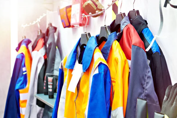 Гидроизоляция Отражающей Одежды Дорожных Рабочих Магазине — стоковое фото