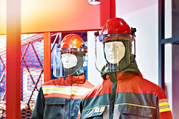 展示会の労働者のための赤い保護スーツとヘルメット — ストック写真