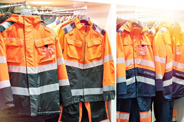 Kleidungsstücke Für Arbeiter Rot Fluoreszierender Farbe Auf Ausstellung Stockfoto