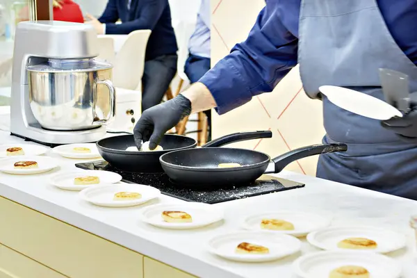 Cocinero Prepara Tartas Queso Syrniki Sartén — Foto de Stock