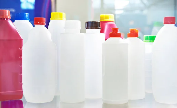Пластиковые Бутылки Бытовых Жидкостей Рынке — стоковое фото