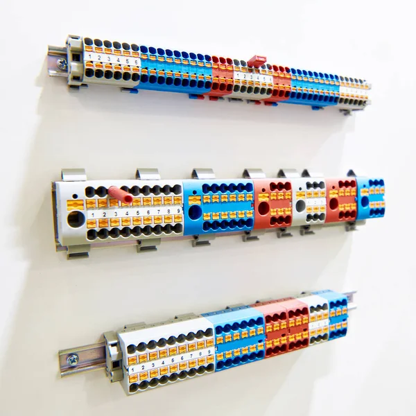 分散端子ブロックスタンド展示上の電気コネクタ — ストック写真