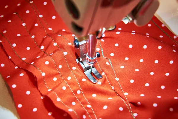 Pressione Agulha Máquina Costura Pedaço Vermelho Tecido — Fotografia de Stock
