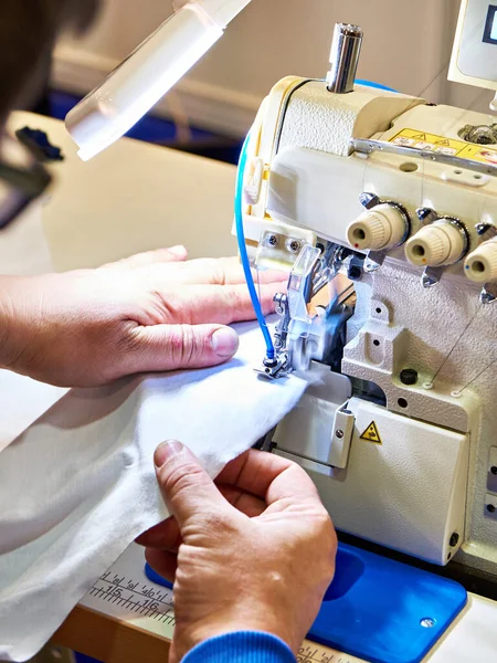 Mãos Alfaiate Uma Máquina Costura — Fotografia de Stock