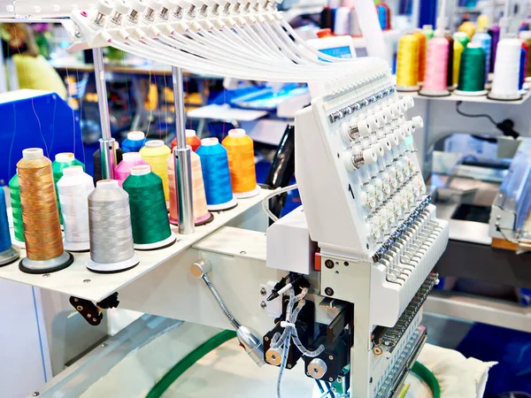 Вышивальная Промышленная Машина Швейной Мастерской — стоковое фото