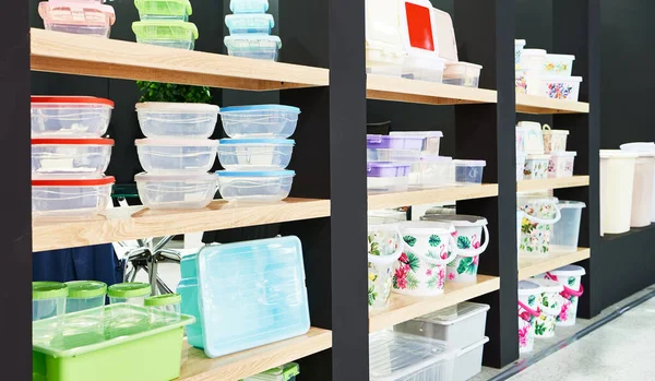 Eşyaları Mağazasında Plastik Mutfak Gıda Kapları — Stok fotoğraf