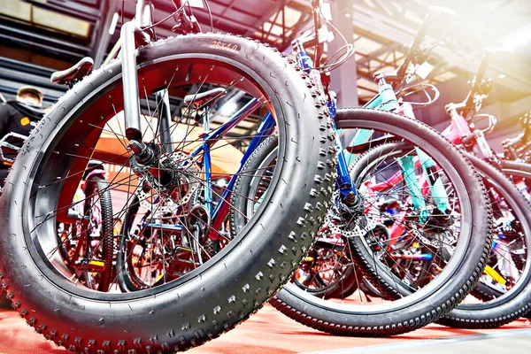 Колесо Современных Горных Велосипедов Магазине Спортивных Товаров — стоковое фото