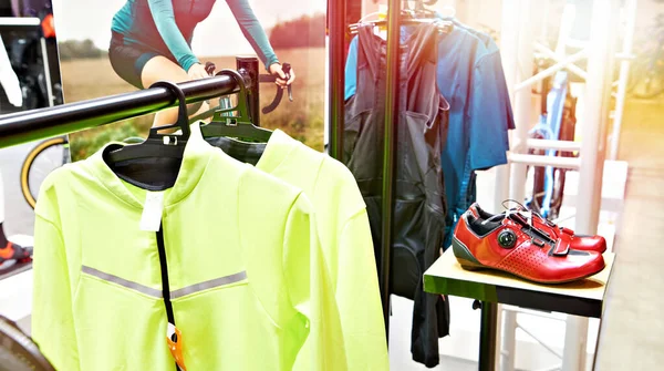 Sportbekleidung Und Radsportschuhe Angebot — Stockfoto