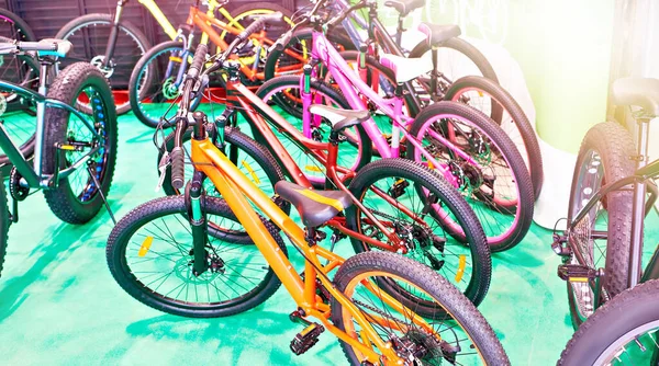 Rangée Vélos Montagne Modernes Pour Enfants Dans Magasin Articles Sport — Photo