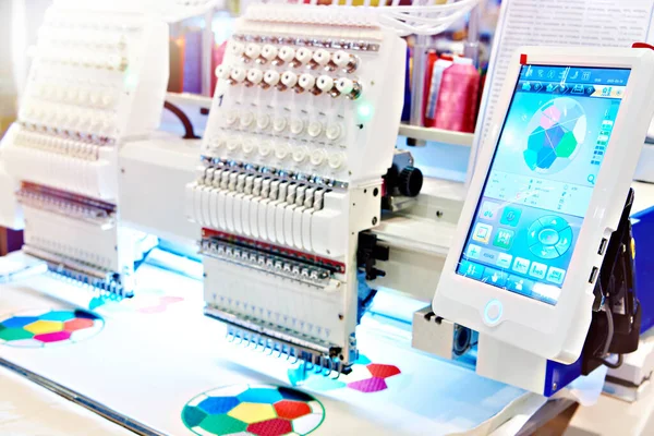 刺繍縫製工場での産業用機械 — ストック写真