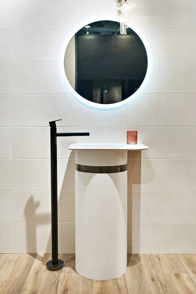 洗脸盆和浴室的镜子 — 图库照片