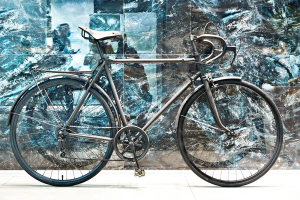 Schwarzes Fahrrad Gegen Eine Marmorwand — Stockfoto