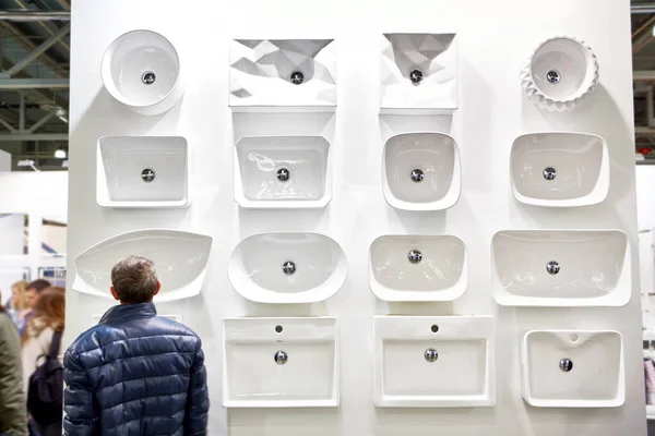 Homem Loja Pias Cerâmica Com Torneiras Para Banheiros Banheiros Públicos — Fotografia de Stock