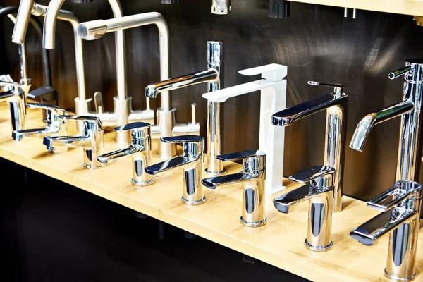 Moderne Wasserhähne Für Küche Und Bad Geschäft Stockbild