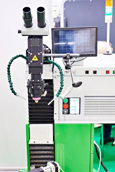 自動溶接と切断のためのレーザーマシン — ストック写真