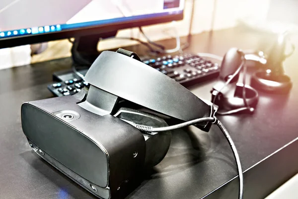 Virtual Reality Helm Manipulatoren Monitor Und Computer — Stockfoto