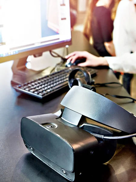 Capacete Realidade Virtual Pessoas Mão Computador — Fotografia de Stock