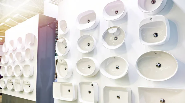 Pias Cerâmica Com Torneiras Para Banheiros Banheiros Públicos Loja — Fotografia de Stock