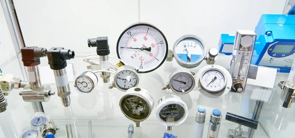 Instalación Industrial Con Manómetros Válvulas Tuberías —  Fotos de Stock