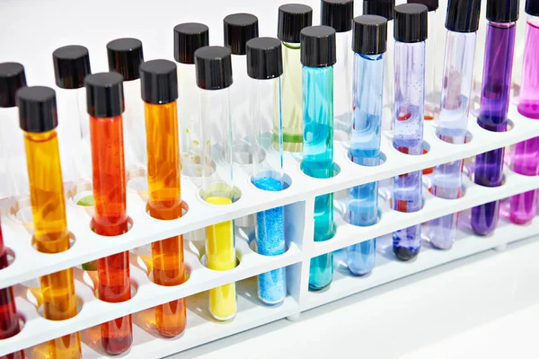 Χημικοί Δοκιμαστικοί Σωλήνες Έγχρωμα Υγρά Στο Εργαστήριο — Φωτογραφία Αρχείου