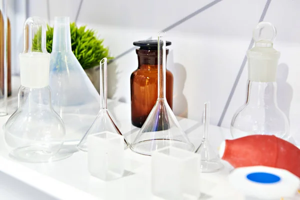 Лабораторные Стеклянные Воронки Посуда Бутылки Банки Фляжки — стоковое фото