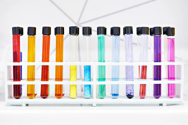 Tubos Ensaio Químicos Com Líquidos Coloridos Laboratório — Fotografia de Stock