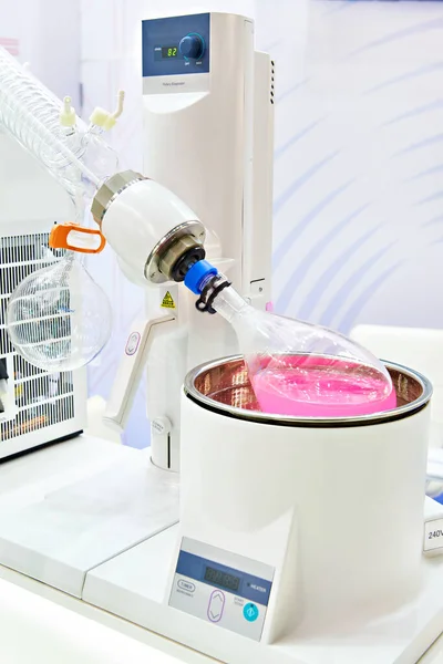 Laboratuvar Rotary Evaporatör Kimyasal Hazırlık Aşamasında Bir Şişesi Ile — Stok fotoğraf