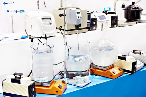 展览期间的实验室搅拌器及搅拌器 — 图库照片