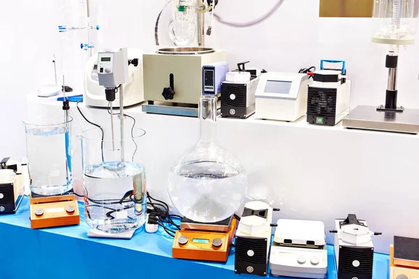 展览期间的实验室搅拌器及搅拌器 — 图库照片