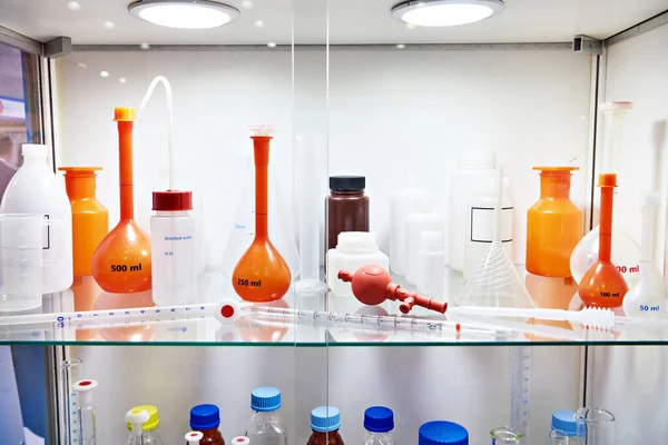 Лабораторная Стеклянная Посуда Бутылки Банки Баночки Магазине — стоковое фото