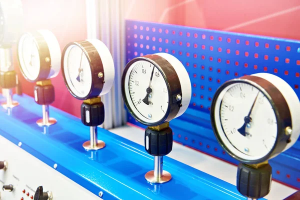 展示会の空気圧ラックのスタンドの圧力計 — ストック写真