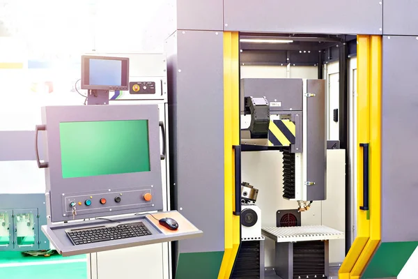 Lasersnijmachine Voor Precisie Met Laptop Van Het Bedieningspaneel — Stockfoto