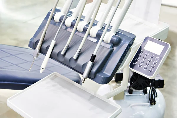 Zahnarztstuhl Und Medizinische Geräte Auf Der Ausstellung — Stockfoto