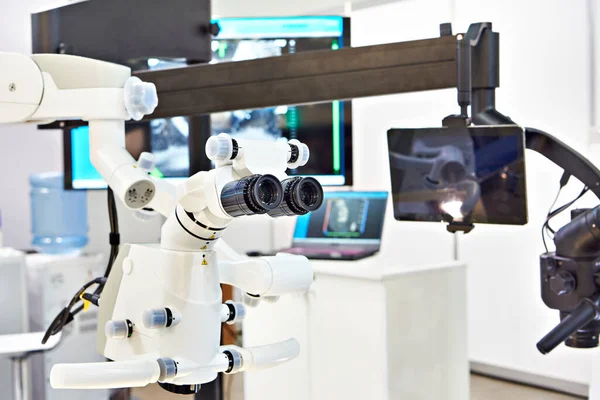 Zahnchirurgisches Mikroskop Und Monitor Auf Ausstellung — Stockfoto