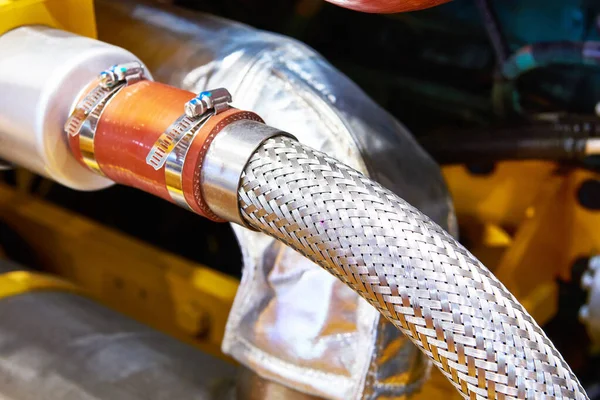 Güçlendirilmiş Metal Hortum Borusu Klemp Endüstriyel Motor — Stok fotoğraf