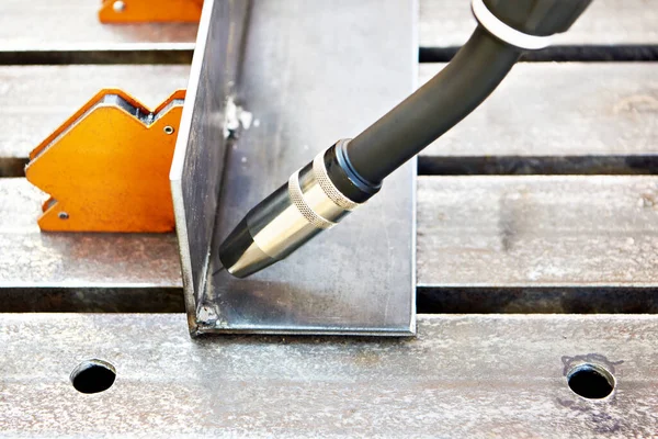 工业和金属零件用机械臂焊接机 — 图库照片