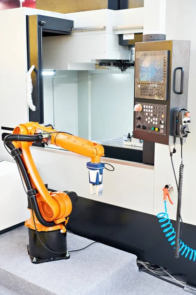 Vertikales Fräszentrum Und Roboterarm — Stockfoto
