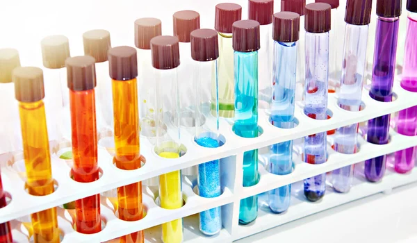 Χημικοί Δοκιμαστικοί Σωλήνες Έγχρωμα Υγρά Στο Εργαστήριο — Φωτογραφία Αρχείου