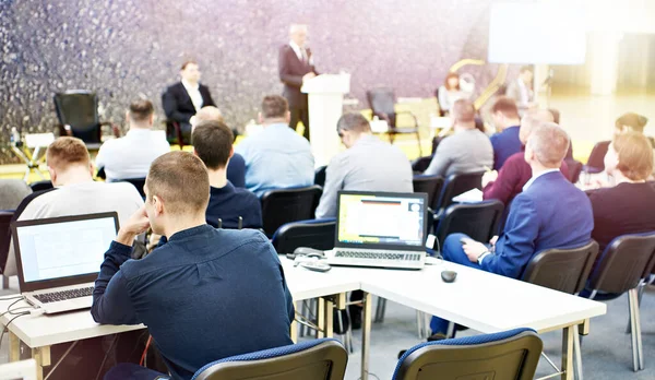 Techniker Mit Laptop Und Leuten Auf Geschäftskonferenz — Stockfoto