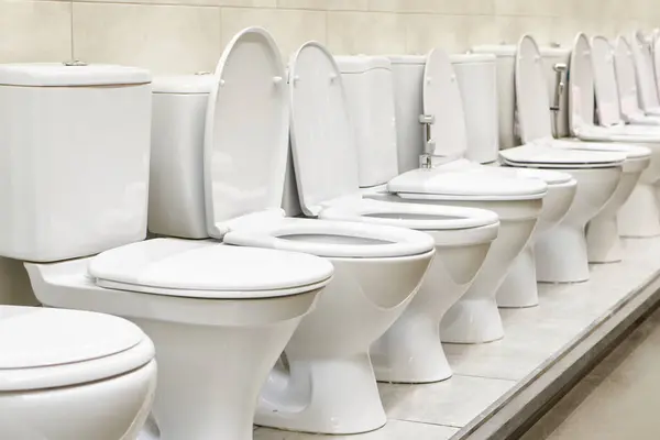 Toilettenschüsseln Haushaltswarengeschäft Stockfoto