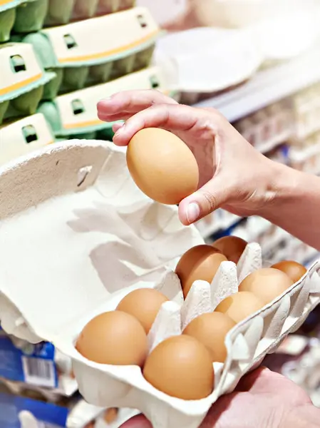 Руки Жінки Упаковки Яєць Супермаркеті — стокове фото